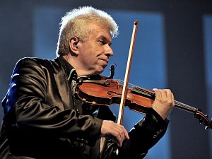Kvalitní hudební nabídku letošního léta na Liberecku zahájil v sobotu mimořádný koncert na zámku Sychrov. Hlavní hvězdou projektu Vivaldiano byl houslový virtuos Jaroslav Svěcený.