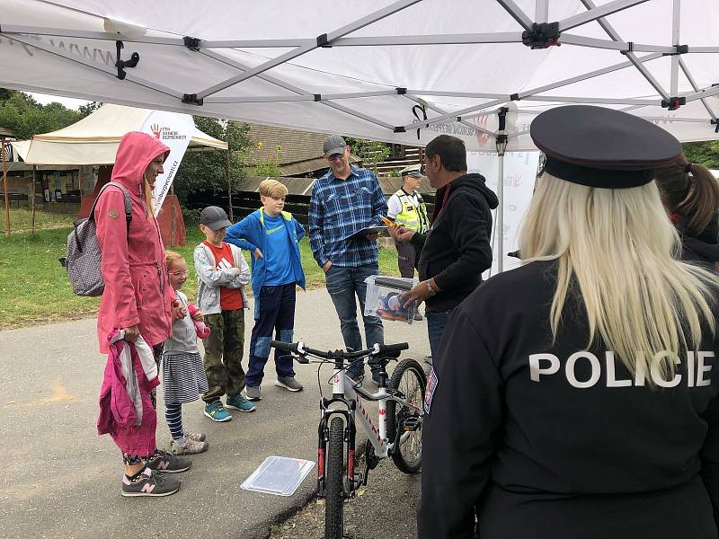 Policie kontrolovala cyklisty na cyklostezce Greenway Jizera.