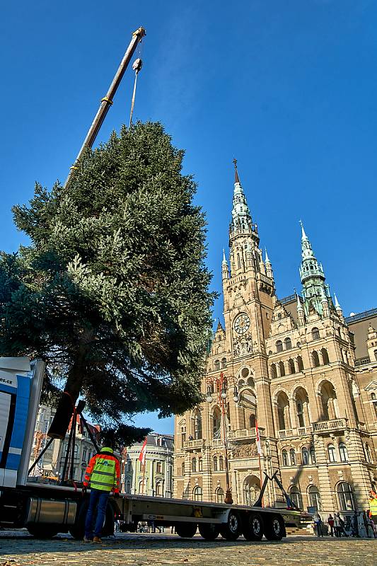 Instalace vánočního stromu na náměstí dr. Edvarda Beneše.