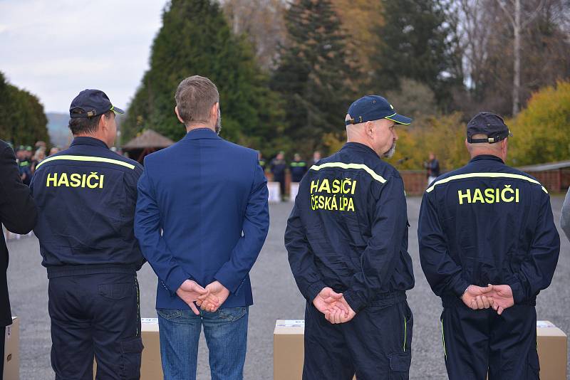 Zástupci Sborů dobrovolných hasičů z Libereckého kraje dostali dary za nasazení při požáru v NP České Švýcarsko.