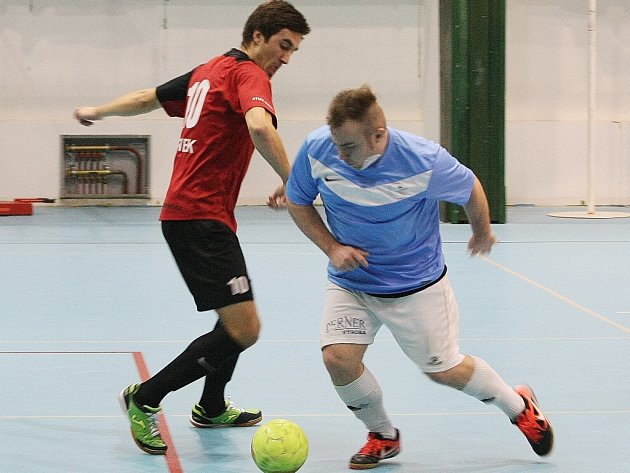 STŘELEC BENEK. Vlevo hrající borec z týmu vítězů zaznamenal hattrick. Vpravo je Hubka z Pampuchu. 