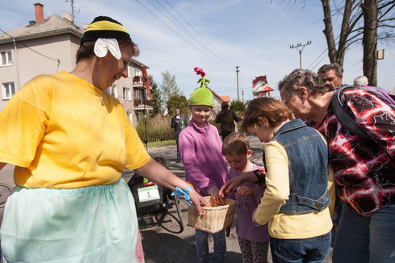 Tradiční průvod a zdobení Vajíčkovníku na statku v Dolní Řasnici