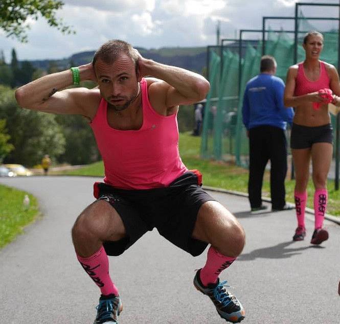 NEJZLOMYSLNĚJŠÍ DISCIPLÍNOU byly kačáky do mírného kopce. Stehna při nich i po nich pálila ještě další dva dny.