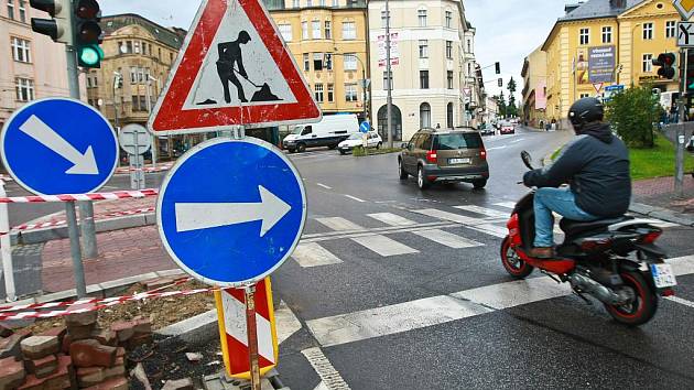 ODBOČIT ČI NEODBOČIT? Hamletovskou otázku si pokládají mnozí řidiči na Šaldově náměstí v Liberci. Značka jim přikazuje odbočit, což by mohlo způsobit nehodu. Pokud jedou rovně, dopouští se přestupku. Většina řidičů ale dává na zdravý rozum a jede rovně.