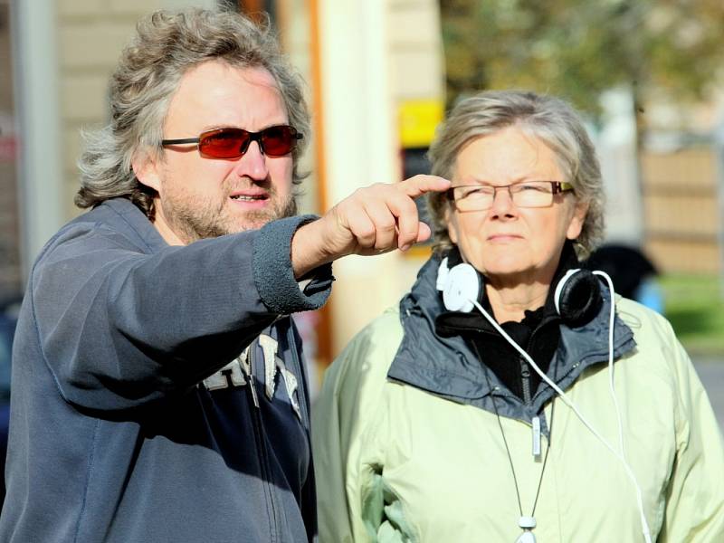 V centru Liberce nataáčí režisér Jan Hřebejk nový film s A.Geislerovou v hlavní roli. Jako scéna filmařům posloužil kostel sv.Antonína a Sokolovské náměstí, kde zřídili provozovnu oční optiky.