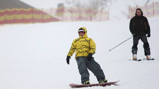 SEZONA NA JEŠTĚDU začala. Počasí se moc nevydařilo. Bylo nad nulou, pršelo a přidala se i mlha.