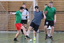 Každou neděli se v tělocvičně ZŠ Barvířská v Liberci hraje malý fotbal za účasti 12 mužstev.