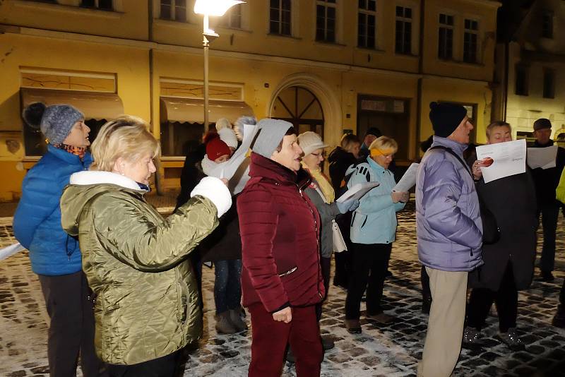 K celorepublikové akci Česko zpívá koledy se ve středu 12. prosince 2018 opět přidal i Frýdlant. Šest známých koled a vánočních písní si u vánočního stromu na náměstí T. G. Masaryka zazpívalo v chladném počasí kolem sedmi desítek lidí.