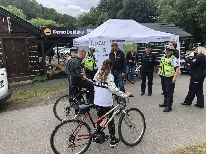 Policie kontrolovala cyklisty na cyklostezce Greenway Jizera.