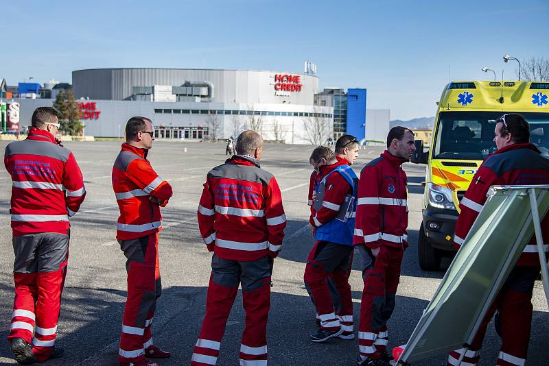 Soutěž sanitek a jejich posádek u liberecké arény.