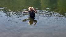 Hygienička Martina Pokorná v pondělí 27. června testovala kvalitu vodu v liberecké přehradě Harcov.