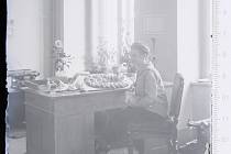Unikátní skleněné negativy ze sbírek firmy Ginzkey prochází restaurováním. Neznámá žena v kanceláři v období Velikonoc.