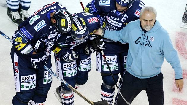 První zápas letošní hokejové extraligy Bílí Tygři Liberec vs. Geus Okna Kladno.