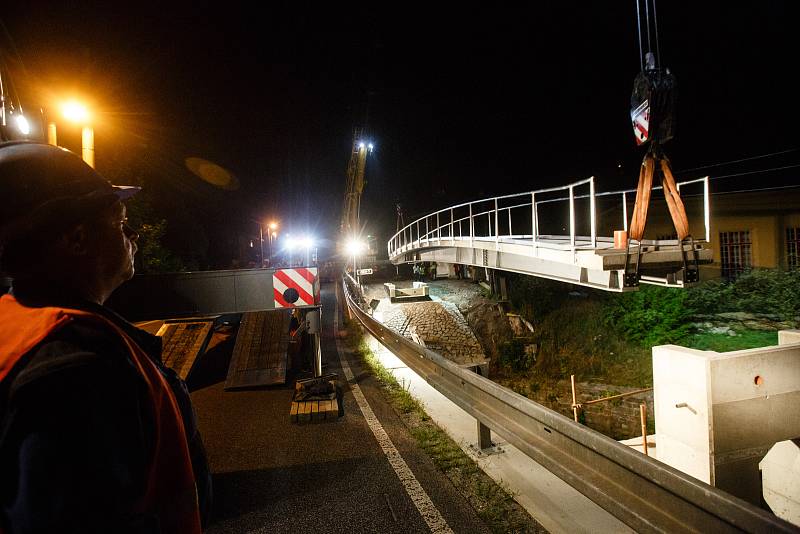 Dělníci usadili lávku na betonové pilíře v Rudolfově v Liberci.  Lávka je dlouhá 21,5 metru a široká, 1,9 metru. Bude sloužit pro pěší.