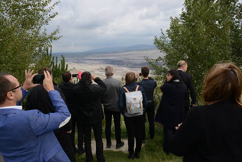 Lídři se nejprve vydali Deník busem k hnědouhelným dolům v Polském Turówě. Poté debatovali s občany Hrádku nad Nisou a následně se přesunuli na diskuzi s občany Liberce v sále zachráněného  kina Varšavy.