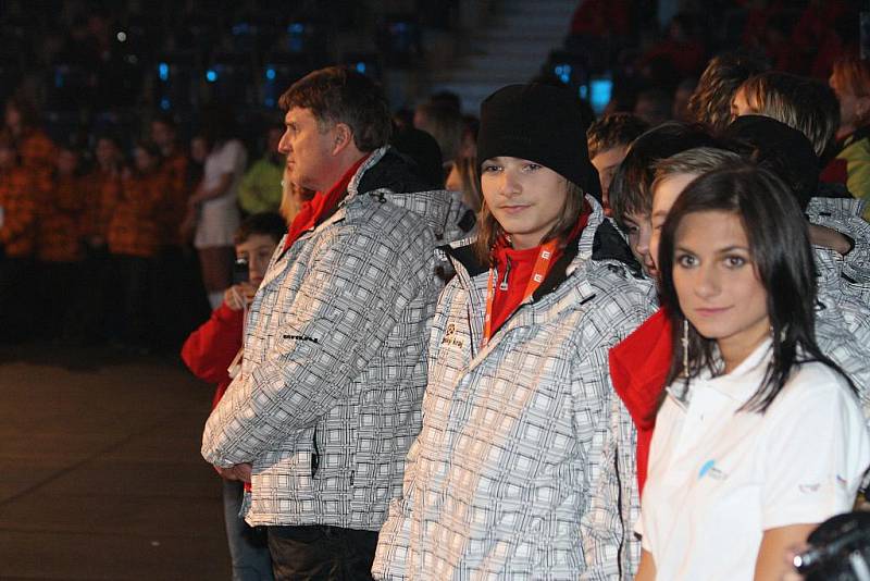 V neděli 31.ledna večer v liberecké Tipsportaréně slavnostně odstartovaly zapálením olympijského ohně „Hry IV. zimní olympiády dětí a mládeže České republiky“ (ODM).