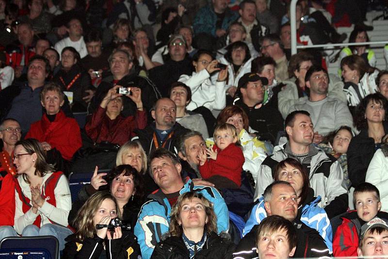 V neděli 31.ledna večer v liberecké Tipsportaréně slavnostně odstartovaly zapálením olympijského ohně „Hry IV. zimní olympiády dětí a mládeže České republiky“ (ODM).