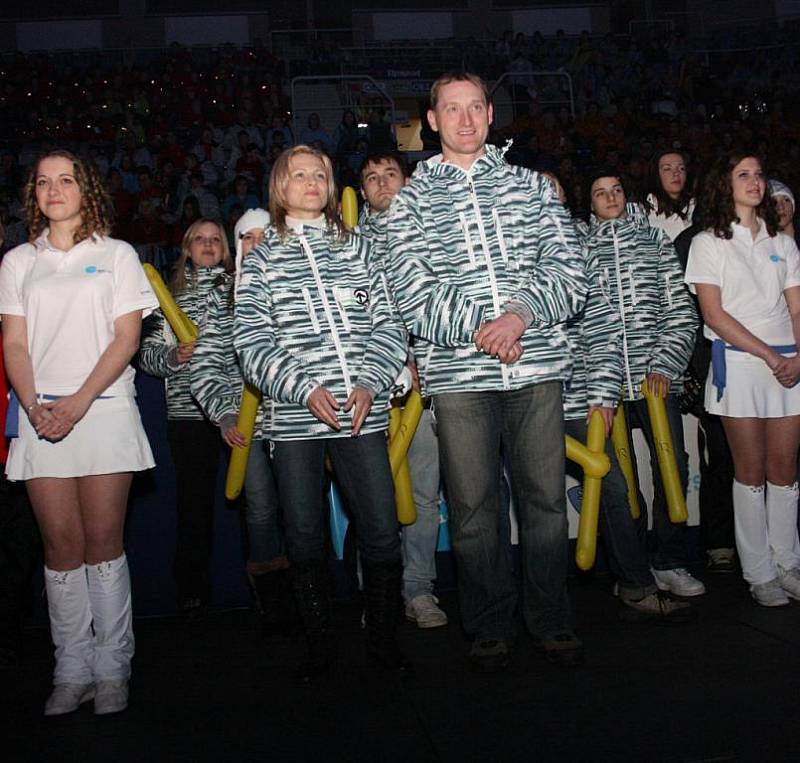 V neděli 31.ledna večer v liberecké Tipsportaréně slavnostně odstartovaly zapálením olympijského ohně „Hry IV. zimní olympiády dětí a mládeže České republiky“ (ODM).