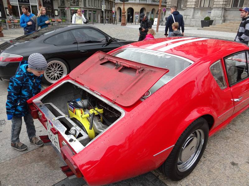 VYSTAVENÁ auta Porsche vzbudila mezi Liberečany veliký zájem. Luxusní vozy zhlédlo během víkendu několik stovek lidí. 