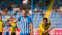 Zápas 1. kola první fotbalové ligy mezi týmy FC Slovan Liberec a MFK Karviná se odehrál 21. července na stadionu U Nisy v Liberci. Na snímku zleva Jan Mikula a Bojan Letić.