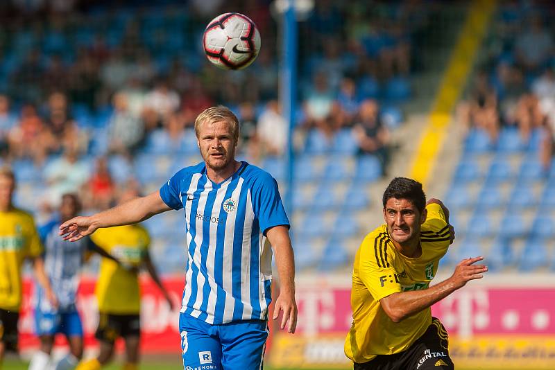 Zápas 1. kola první fotbalové ligy mezi týmy FC Slovan Liberec a MFK Karviná se odehrál 21. července na stadionu U Nisy v Liberci. Na snímku zleva Jan Mikula a Bojan Letić.