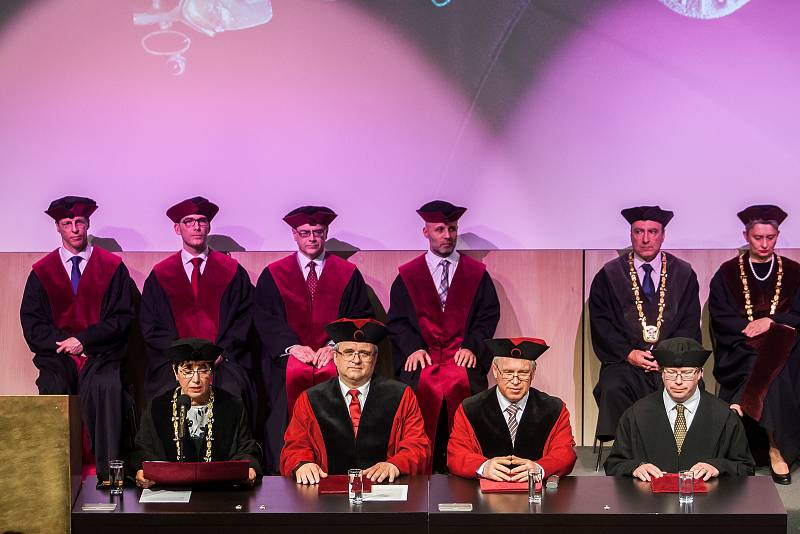 Slavnostní inaugurace Miroslava Brzeziny (na snímku druhý zleva v první řadě) do funkce rektora Technické univerzity v Liberci se konala 18. dubna v univerzitní aule.