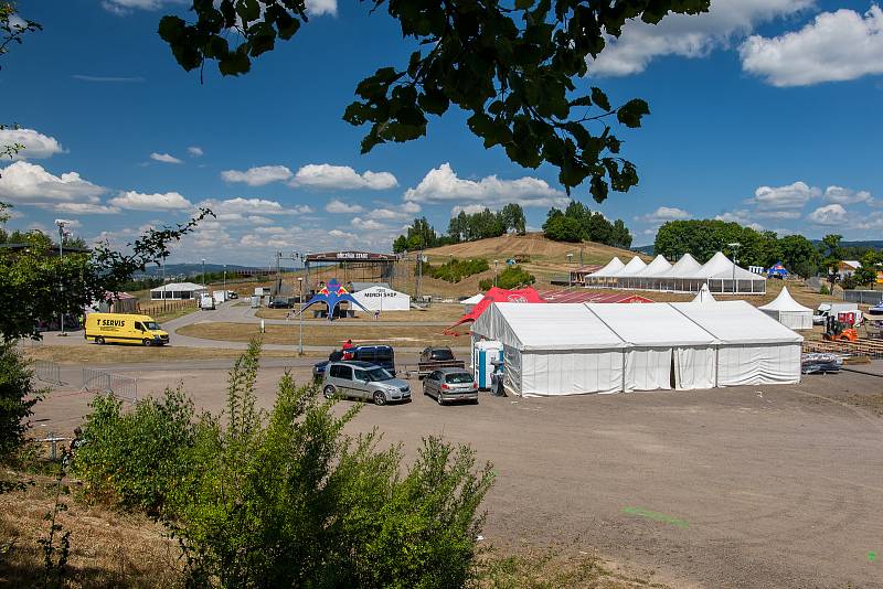 Přípravy areálu pro 26. ročník hudebního festivalu Benátská! pokračovaly 24. července ve sportovním areálu Vesec v Liberci . Festival proběhne od 26. do 29. července.