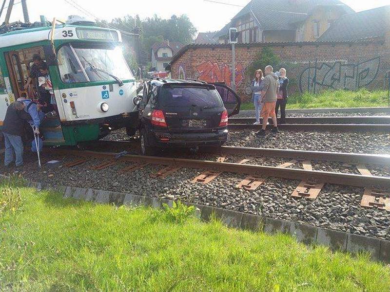 Auto vjelo do kolejiště tramvaje.