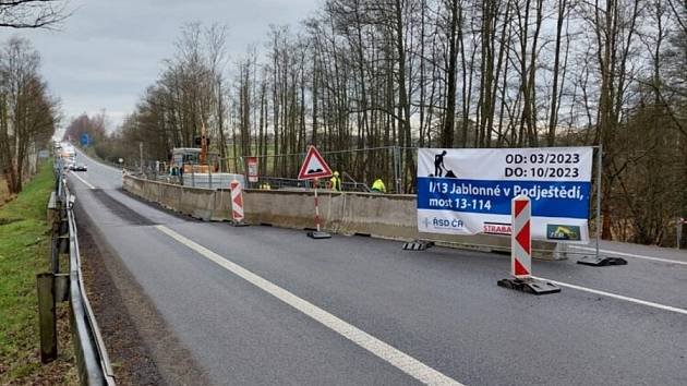 V pondělí 20. března zahájilo Ředitelství silnic a dálnic (ŘSD) opravu mostu přes Kněžický potok na silnici I/13 u Jablonného v Podještědí.