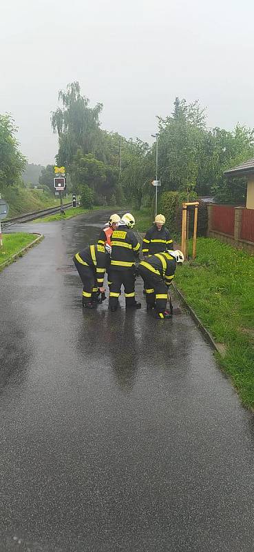 Ve Frýdlantu pomáhá čerpat vodu zdejší sbor dobrovolných hasičů.