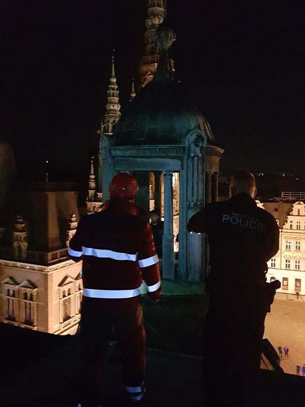 Muže zachraňovali policisté i hasiči ze střechy hotelu Praha v centru Liberce.