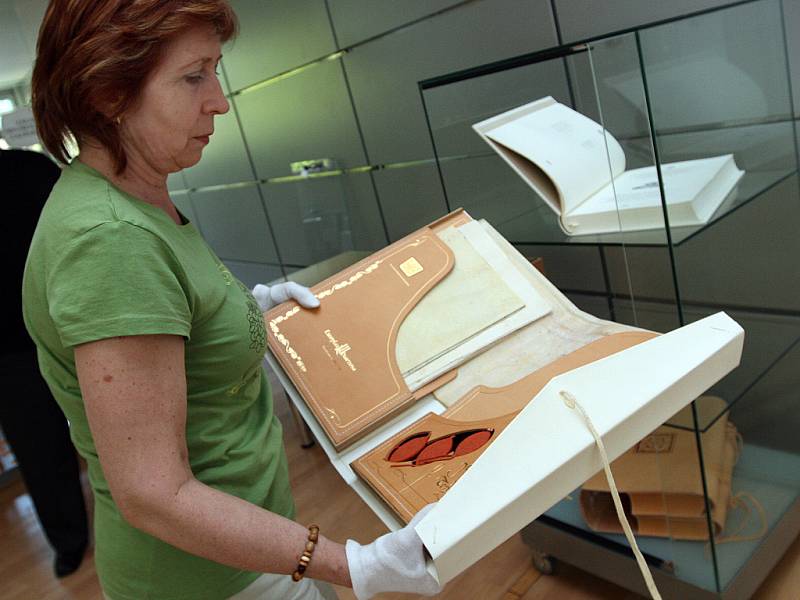 Dlouho očekávaná výstava vatikánské knihy „Proces proti templářům“ začala v Krajské vědecké knihovně v Liberci.
