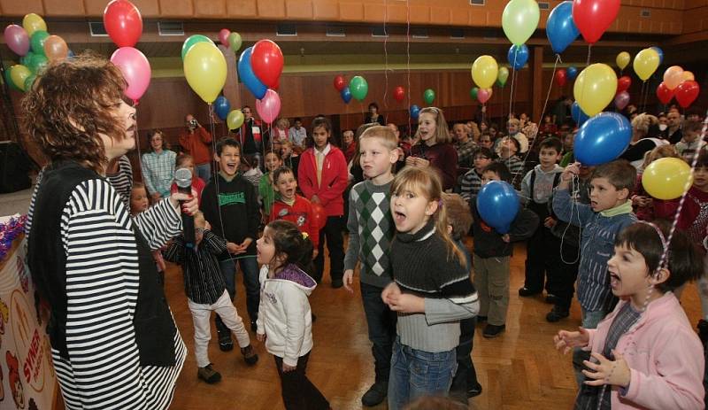 Nadace Syner pozvala pěstounské rodiny Libereckého kraje na pravidelné setkání do libereckého Kolosea. Děti tady bavila dvojice herců Magda Reifová a Petr Vacek a Sváťovo loutkové divadlo.