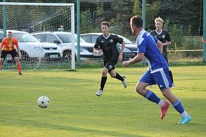 Momentka je ze zápasu krajského fotbalového přeboru Rapid Liberec (černá) - Frýdlant, který hosté vyhráli 7:2.