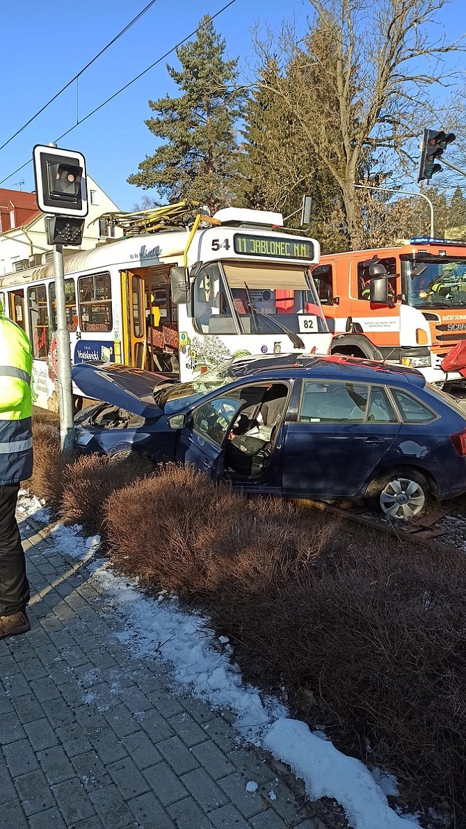 Dopravní nehoda linky 11 a osobního auta v křižovatce Dlouhomostecká.