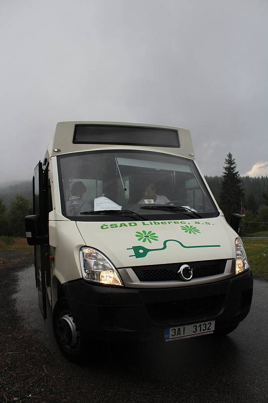 První den provozu nové autobusové linky 790 na trase Smědava - Tanvald, kterou zajišťuje speciální elektrobus.