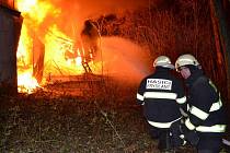 Hasiči bojují opět s požárem haly plné odpadu v Bulovce na Frýdlantsku.
