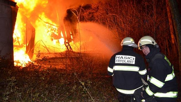 Hasiči bojují opět s požárem haly plné odpadu v Bulovce na Frýdlantsku.