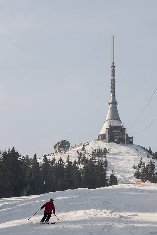 Lyžování v libereckém skiareálu Ještěd.