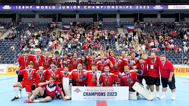 Čeští hokejbalisté do šestnácti let slaví historické zlato na Mistrovství světa.