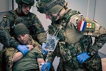 Udržovací cvičení vojenských zdravotníků.