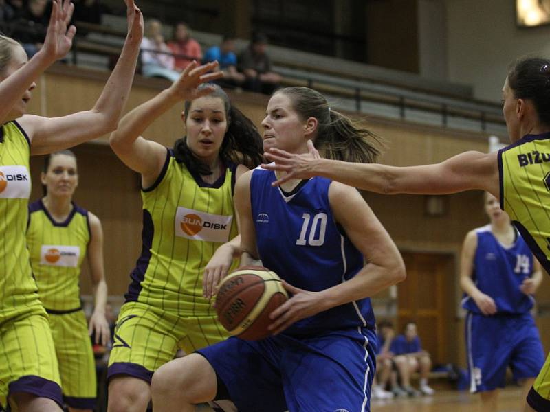 DERBY PRO LIBEREC. Favorizovaný Liberec potvrdil v Jablonci roli prvního týmu soutěže. V tmavém je liberecká Martina Nehasilová, autorka sedmnácti bodů.