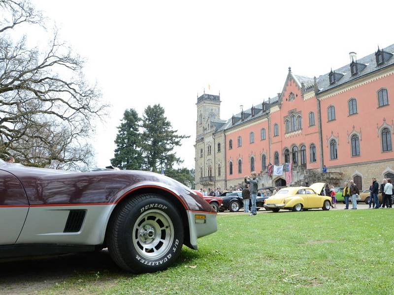 VŮNĚ BENZÍNU A ASFALTU. Americká auta byla nejen krásná, ale stála i za vrcholem automobilového designu.