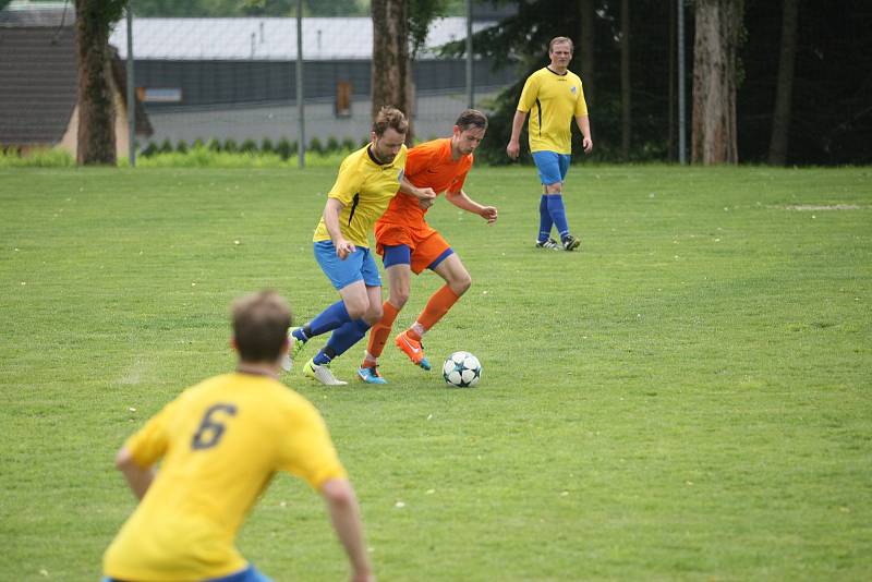 Krásná Studánka (ve žlutém)prohrála doma derby s Doubím 0:5.