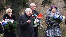 VRÁTILI SE ZPĚT O 22 LET. Na shromáždění k výročí Listopadu promluvil i exporadce prezidenta Havla Jan Šolc, květiny položila k pomníku primátorka Martina Rosenbergová. 