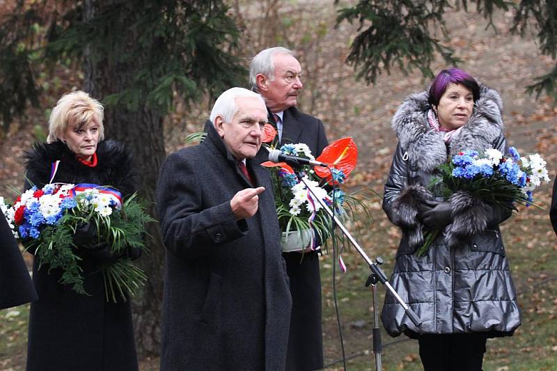 VRÁTILI SE ZPĚT O 22 LET. Na shromáždění k výročí Listopadu promluvil i exporadce prezidenta Havla Jan Šolc, květiny položila k pomníku primátorka Martina Rosenbergová. 