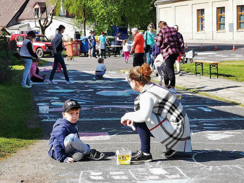 Malí malíři vyzdobili náves v Kunraticích na Frýdlantsku.