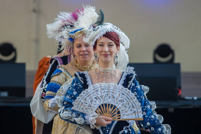 Druhý ročník Svatováclavské slavnosti proběhl 28. září na zámku Svijany. Na snímku je taneční vystoupení skupiny Ambrosia.