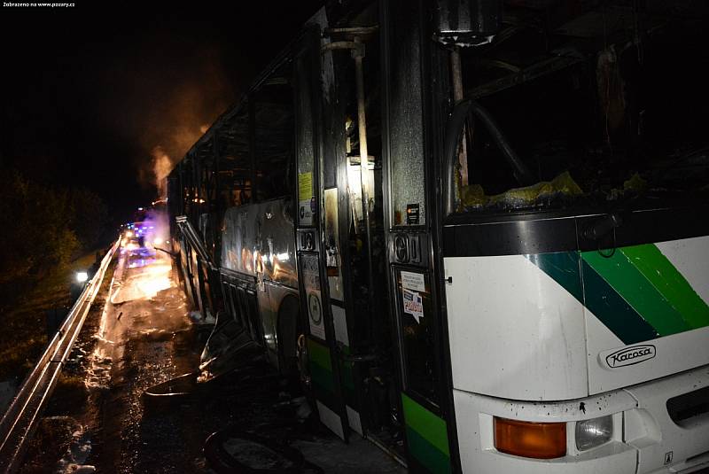 Hořící autobus zablokoval na čtyři hodiny cestu z Prahy.