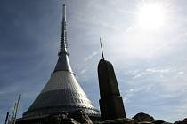  Horský hotel Ještěd leží ve výšce 1012 metrů nad mořem a otevřen byl v roce 1973. Jeho autorem je liberecký architekt Karel Hubáček, který za ni dostal několik mezinárodních ocenění.  